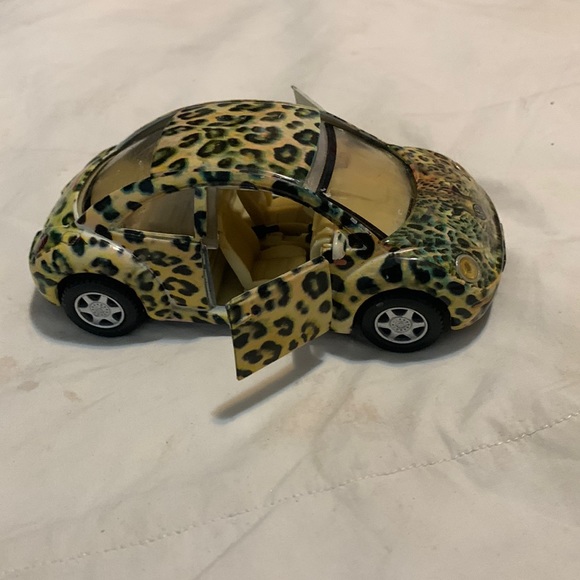 Kinsmart Volkswagen New Beetle Leopard Rubber Tires Die-Cast Scale 1:32 Pullback - Picture 1 of 2